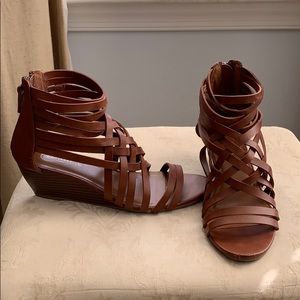 Strapped small wedge